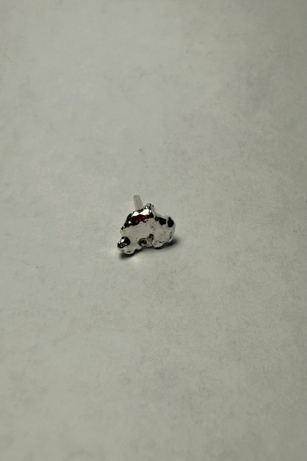 Boucles d'oreilles en argent aux formes fluides et asymétriques.