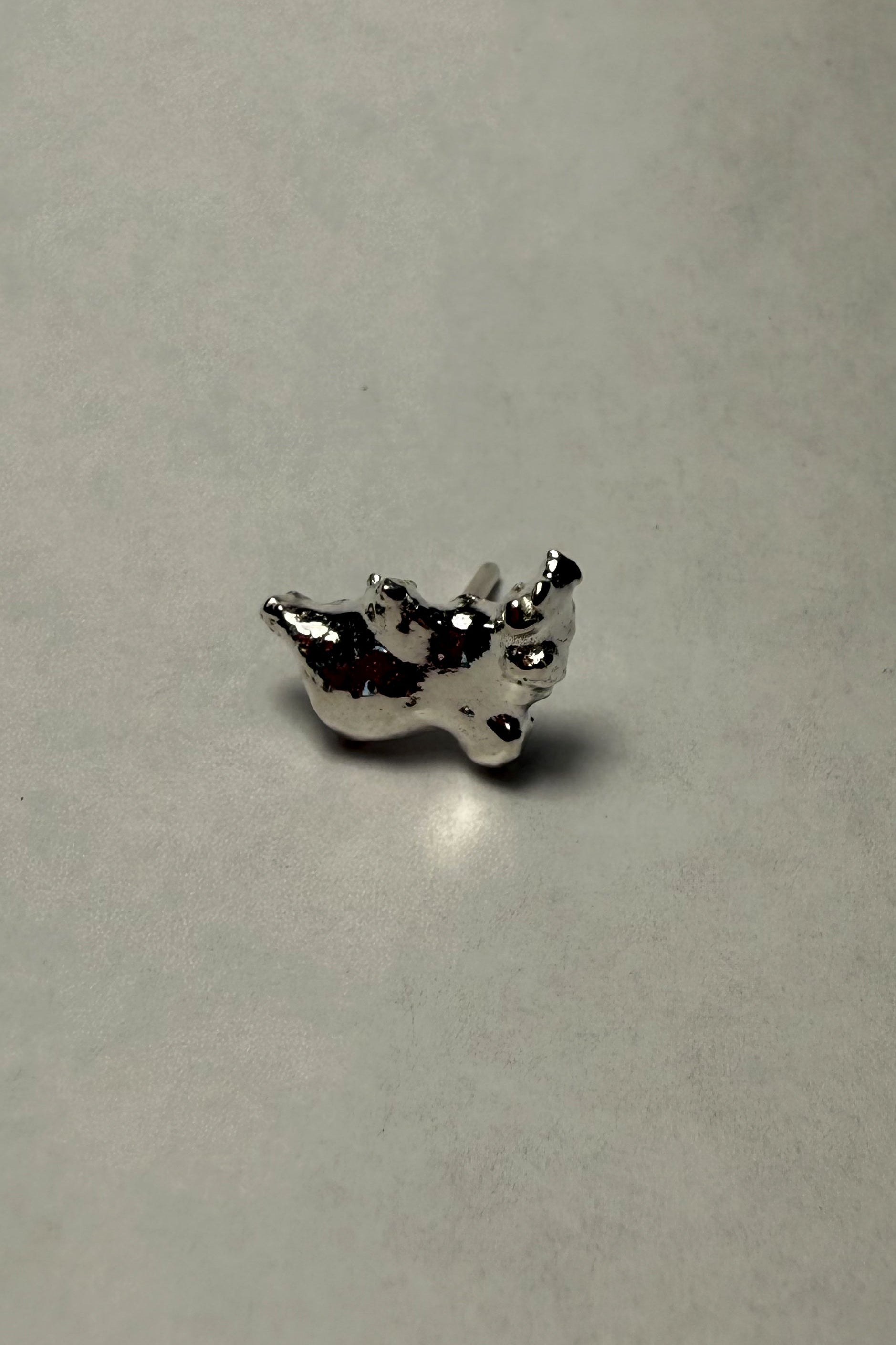 Puce d'oreille Blob portée sur le lobe - Bijou artisanal fabriqué à Montréal.